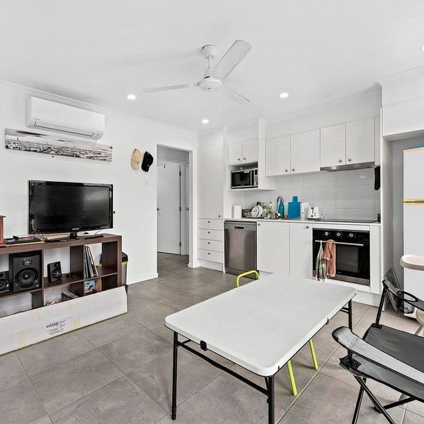 Modern Home with Air Conditioning! - Photo 1