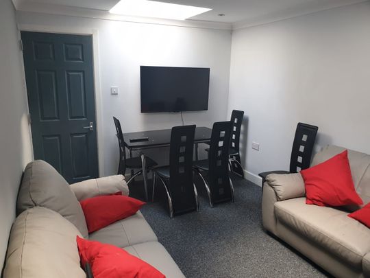 6 Bed Terraced House, Junction Road, RG1 - Photo 1