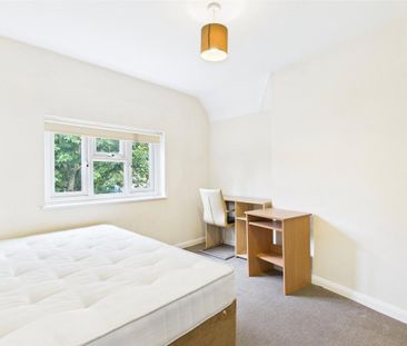 4 bedroom end of terrace house to rent - Photo 3