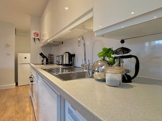 Fully furnished one-bedroom apartment on Hooper Street offers a cosy living area and the convenience of on-site parking. Ideally located a mile from Cambridge City Centre, with a pleasant walk through the green space of Parker's Piece. - Photo 1