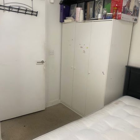 Room in a Shared House, Mast Street, IG11 - Photo 3