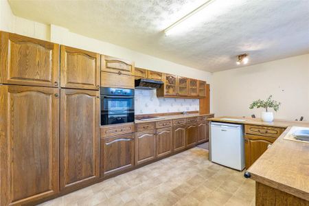 2 bedroom semi-detached bungalow to rent - Photo 2