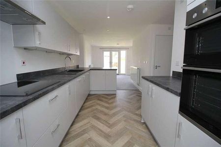 Chadwick Avenue, Bordon, Hampshire, GU35 - Photo 2