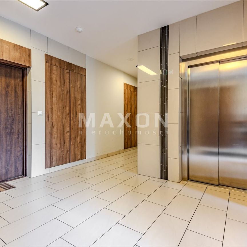 Wysoki lokal na parterze na zamkniętym osiedlu - Photo 1