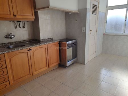 Apartamento de 3 assoalhadas inserido em pequeno prédio com apenas quatro apartamentos. - Photo 3