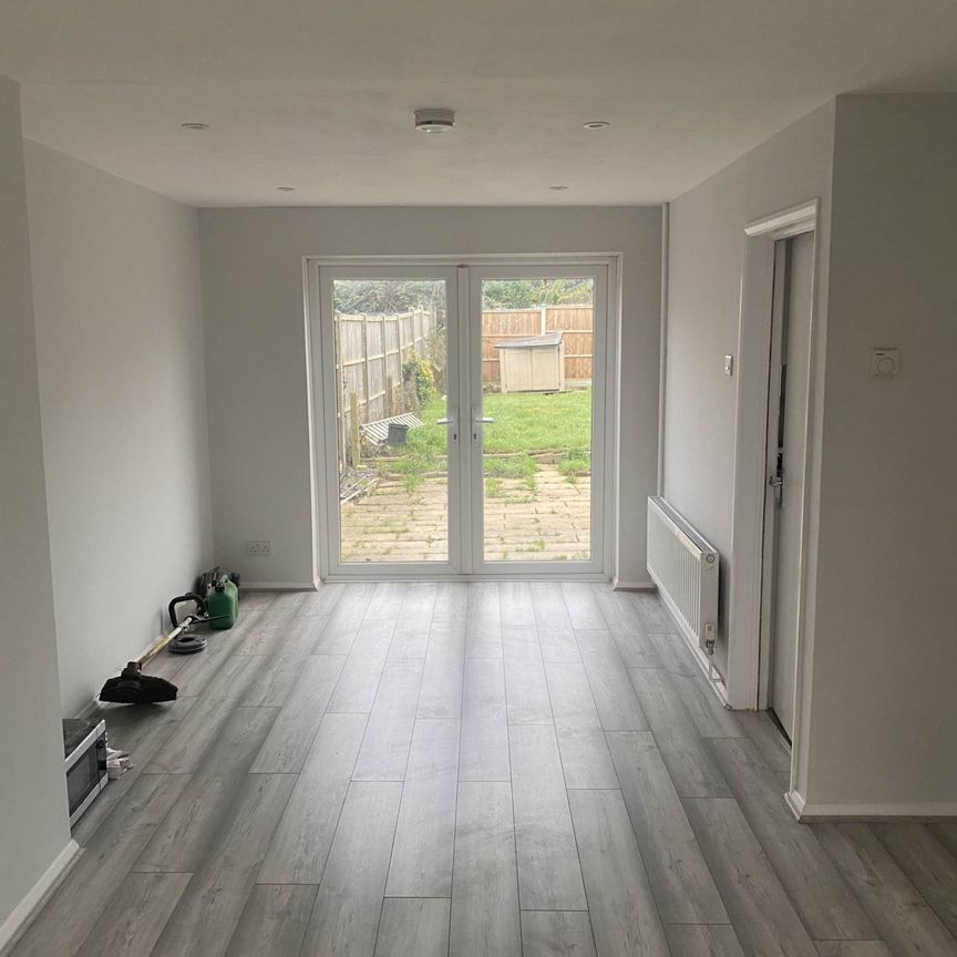 Price £1,675 pcm - Available Now - Unfurnished - Photo 1