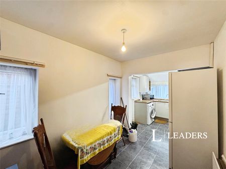 3 bedroom house to rent Davenport Avenue, Crewe, Cheshire, CW2 - Photo 5