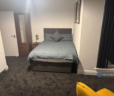 1 bedroom in a house share to rent - Photo 2