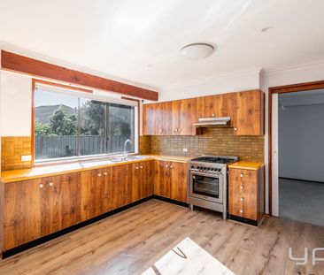 CLASSIC FAMILY HOME IN A QUIET COURT LOCATION! - Photo 5