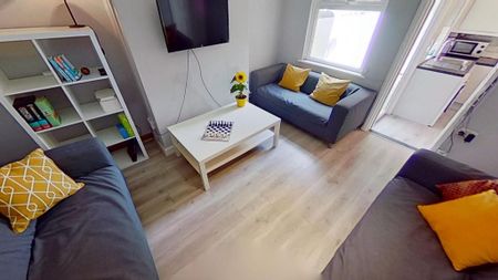 1 bedroom in a house share to rent - Photo 2