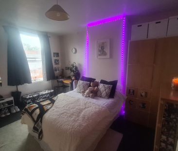 7 Bed - 1 The Village Street, Burley, Leeds - LS4 2PR - Student - Photo 4