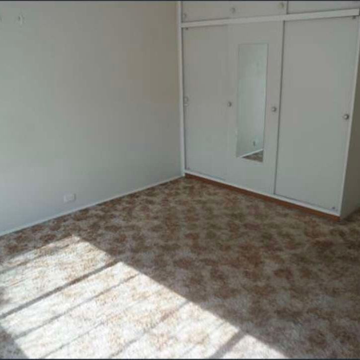 Gladstone Park - Photo 1