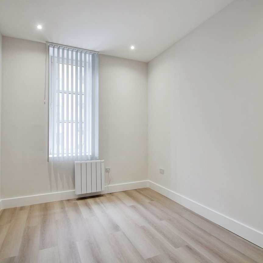 1 bed flat to rent in Station Road, Egham, TW20 - Photo 1