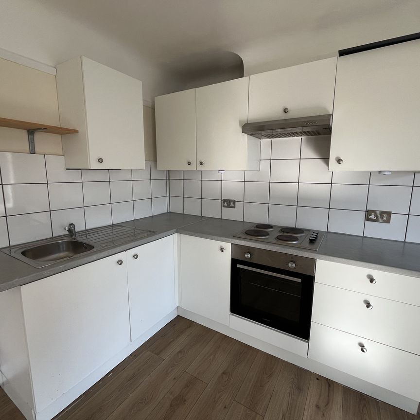 3 bed apartment to rent in St Peters Road, BH1 - Photo 1