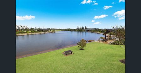 Peaceful lakeside retreat for single professional -walk to Bokarina Beach - Photo 2