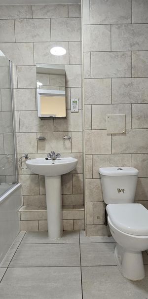 High Street, Berkshire, SL1 - Photo 1