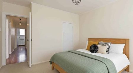 Lovely Spacious House with 3 Bedrooms - Photo 2