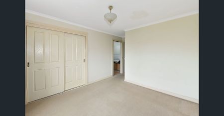 Spacious Townhouse in a Prime Essendon Location - Photo 4