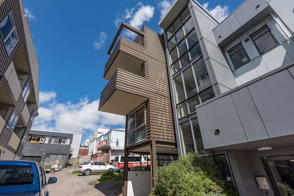 3 bdrm townhouse + carport **SHORT TERM TENANCY** - Photo 1