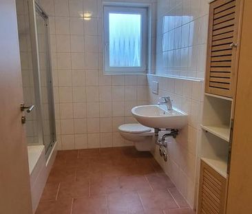 Helle Souterrainwohnung mit großen Fenstern - Foto 1