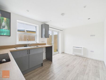 3 bedroom semi-detached house to rent - Photo 3