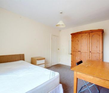 4 bedroom semi-detached house to rent - Photo 3