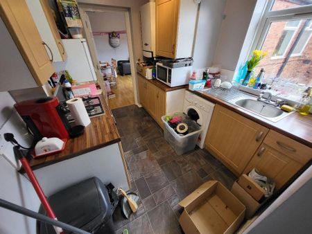 3 bedroom flat to rent - Photo 4