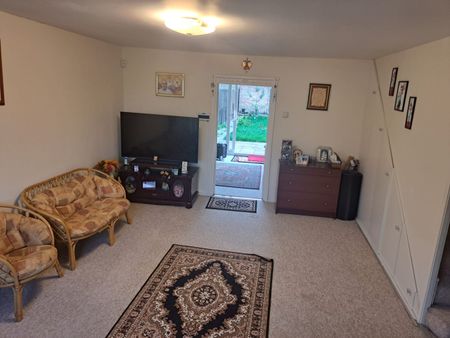 3 Bed Terraced House, Turnpike Link, CR0 - Photo 2