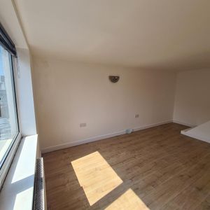 3 bedroom flat to rent - Photo 2