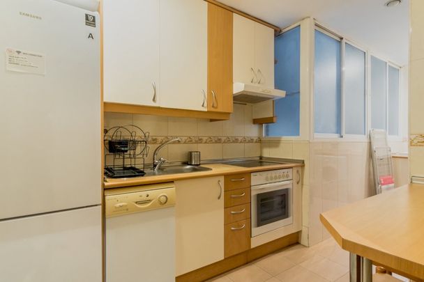 Cozy room in Camino de Vinateros street - Photo 1