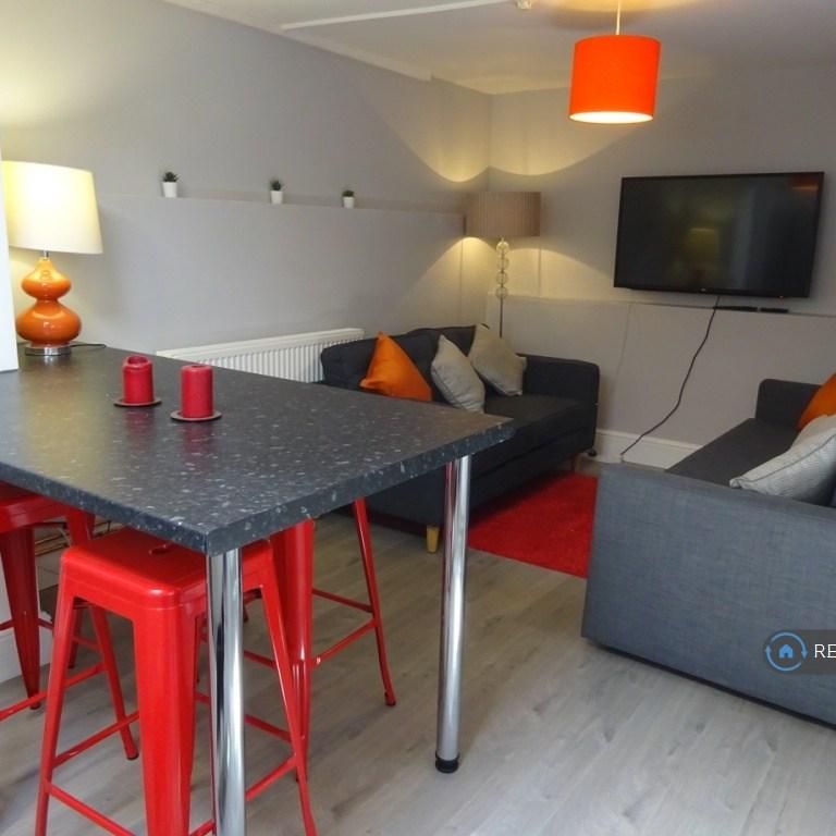 1 bedroom in a house share to rent - Photo 1