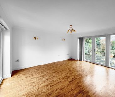 An extremely spacious and well presented 4 bedroom detached bungalo... - Photo 1