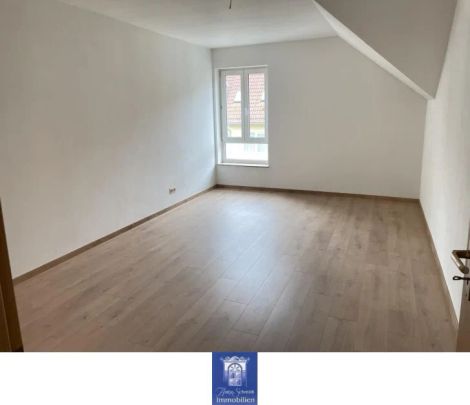 Hübsche Wohnung mit großer Küche und Tageslichtbad mit Wanne unterm Dach! - Foto 1