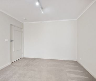 Charming Two-Bedroom Apartment in Prime Essendon Location - Photo 6