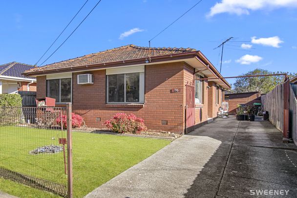 Light filled three bedroom residence in convenient location - Photo 1