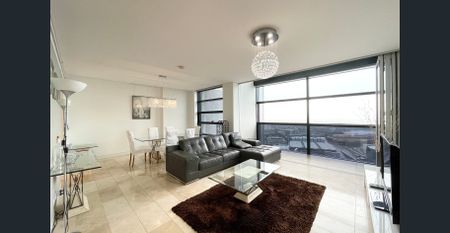 Luxurious Split-Level Apartment in Iconic Lumiere Residences - Photo 3