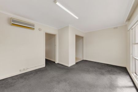 Easy Living in the Heart of Essendon – Water & Power Included - Photo 2