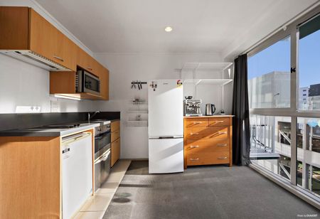 Sunny 2-Bedroom City Apartment - Photo 3