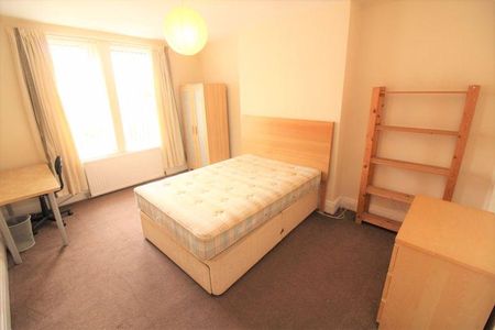 3 bedroom flat to rent - Photo 4