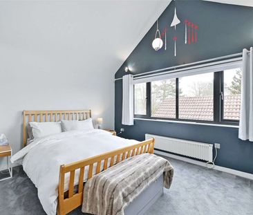 An exceptional five-bedroom detached residence, immaculately presen... - Photo 5