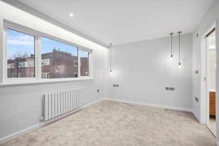 4 bedroom house in London - Photo 4