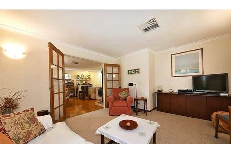 Lovely Family Home in Alfred Cove - Photo 2