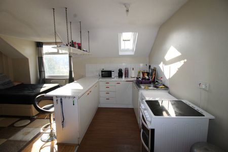 West Wycombe Road, High Wycombe - Photo 4