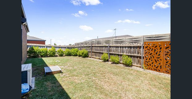 4 BEDROOM FAMILY HOME! - Photo 1