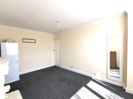 2 Bed Flat, Oak Tree Dell, NW9 - Photo 1