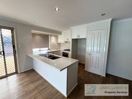 Fantastic Family Home in Ideal Location! - Photo 2