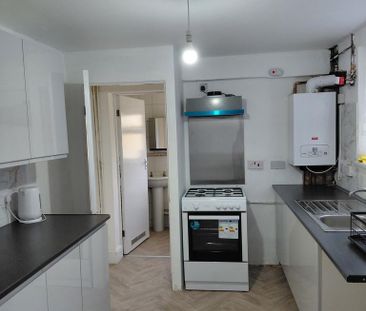 3 bedroom end of terrace house to rent - Photo 3