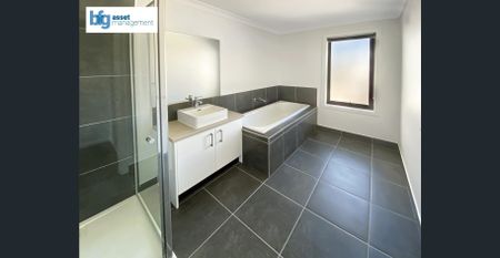 Modern 3-Bedroom Townhouse with Single Garage in Deanside - Photo 5