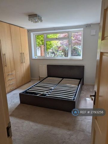 3 bedroom flat to rent - Photo 4