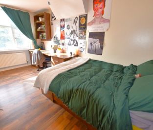 3 bedroom Flat in Otley Road, Leeds - Photo 5